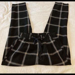 American Eagle Outfitters Black & White plaid joggers. Size 4.